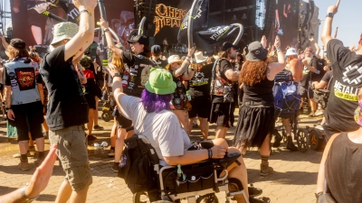 Feiern zur Musik von Brothers of Metal: Der Verein Metality hat auf der gepflasterten Fläche vor der Main-Stage einen Rollstuhl-Circle-Pit organisiert.  (Foto: Evi Lemberger)