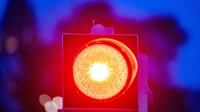 Wie lang ist zu lang? Es kann durchaus der Fall sein, dass ein Rotlichtvergehen bei einer defekten Ampel nicht zu ahnden ist. (Foto: Stefan Sauer/dpa-Zentralbild/dpa-tmn)