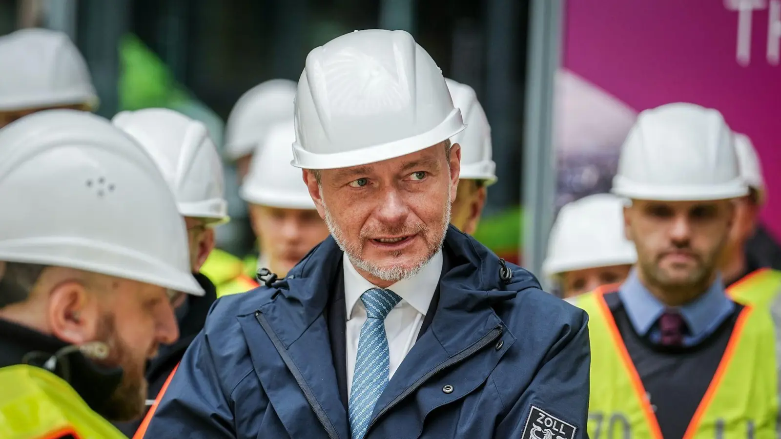 Finanzminister Christian Lindner  begleitet einen Einsatz der Schwarzarbeits-Kontrolle des Zolls am Potsdamer Platz in Berlin. (Foto: Kay Nietfeld/dpa)