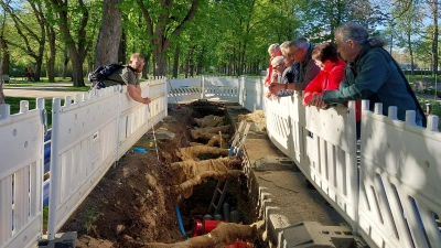 Thomas Veit (links) spricht mit den Stadträtinnen und -räten über Wurzlen, hier bei der Baustelle nahe der AWO. (Foto: Anna Franck)