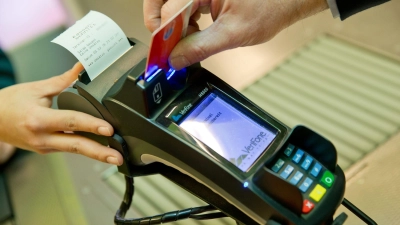Viele Zahlungs-Terminals in Geschäften sind weiter gestört. (Foto: Daniel Karmann/dpa)