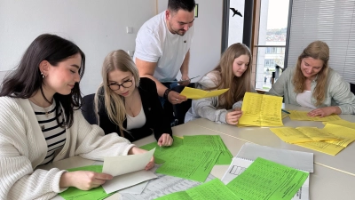 Die Ausbildung am Landratsamt Ansbach ist abwechslungsreich. So unterstützen Anwärter und Auszubildende die Erfassung der Personen, die als Jugendschöffen vorgeschlagen werden. (Foto: Landratsamt / Fabian Hähnlein)