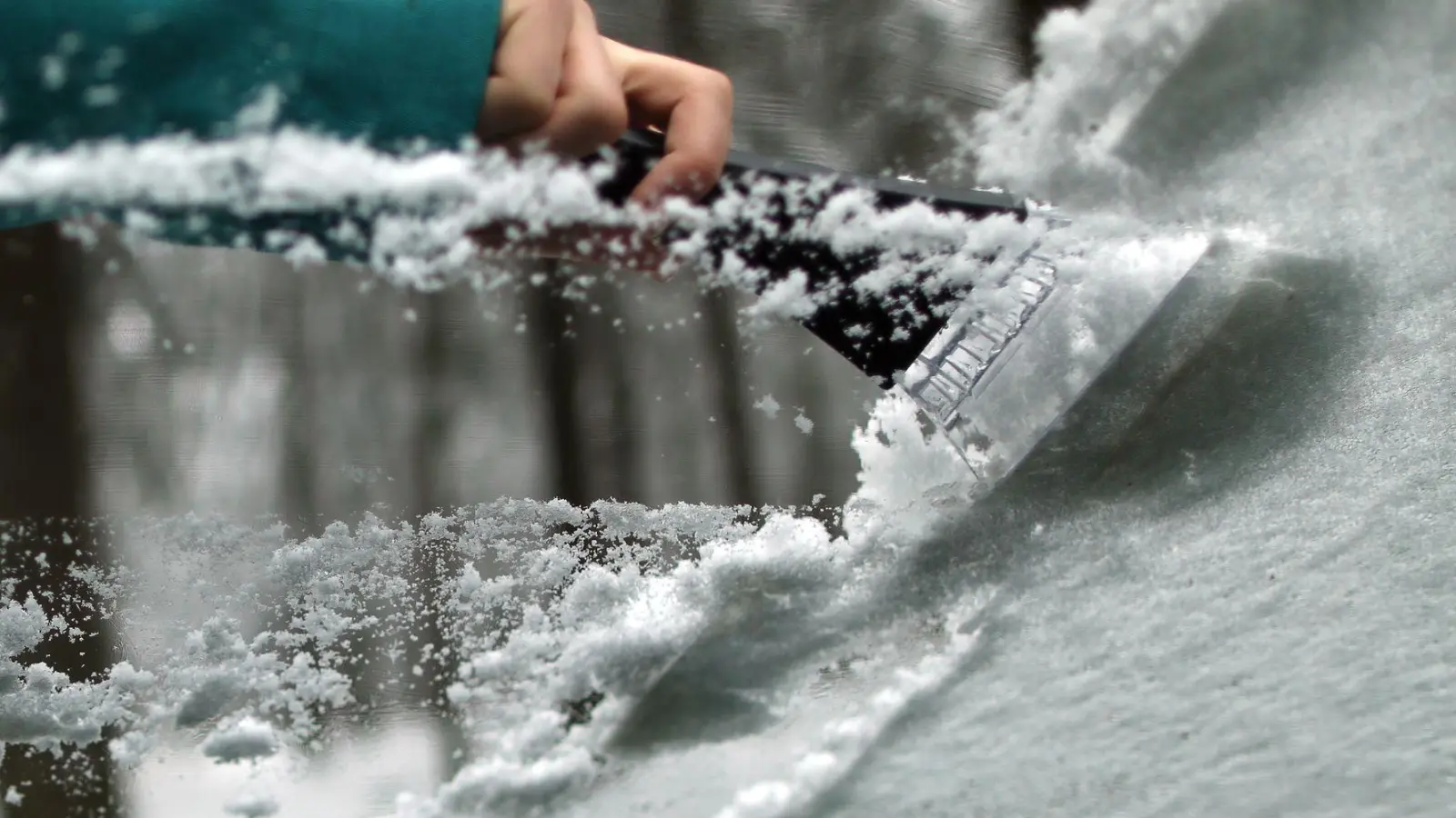 Welcher Eiskratzer zeigt die beste Leistung? „Auto, Motor und Sport“ hat 13 Modelle in verschiedenen Ausführungen und Größen getestet. (Foto: Ina Fassbender/dpa-tmn)