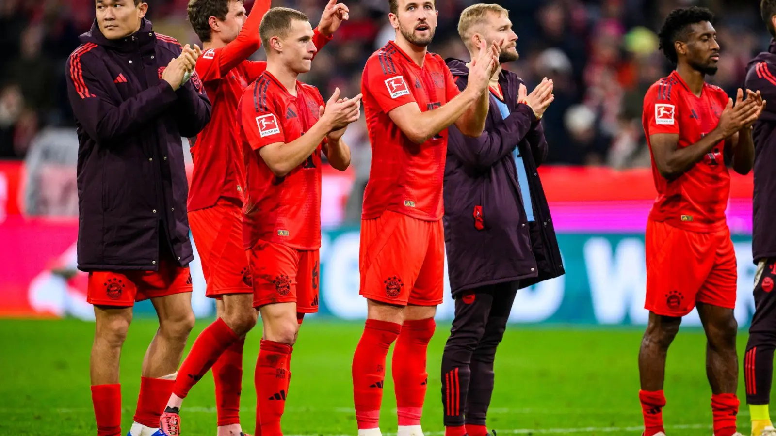 Die Bayern, in der Mitte der zweifache Torschütze Harry Kane, feiern das 3:0 gegen Union Berlin vor der Fankurve.  (Foto: Tom Weller/dpa)