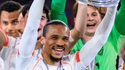 Die Zukunft von Nationalspieler Leroy Sané, hier mit der Meisterschale, ist weiter offen. (Foto: Tom Weller/dpa)