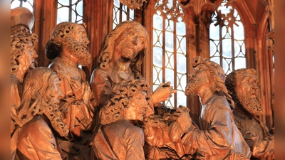 Wichtiges Detail der auf dem berühmten Altar oben dargestellten Abendmahl-Szene: Jesus reicht Judas (re.) ein Stück Brot. (Foto: Jürgen Binder)