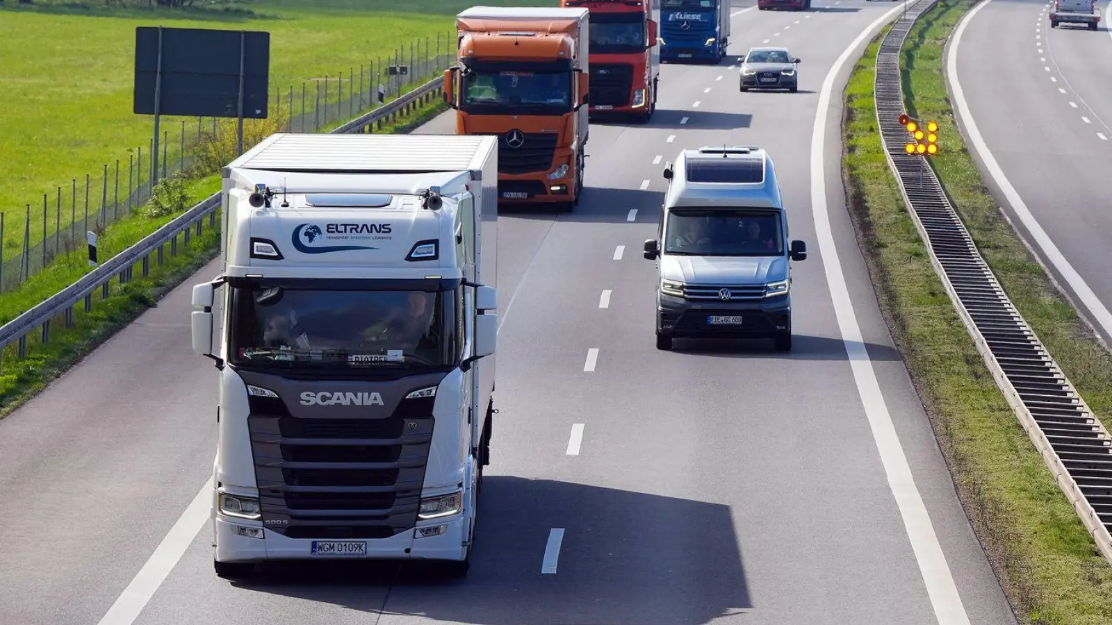 Der Verkehrsverband VDV lehnt den vermehrten Einsatz von sogenannten Lang-Lkw in Deutschland ab. (Archivbild). (Foto: Soeren Stache/dpa)