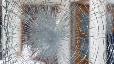 Kleiner Unfall mit einer Glasscheibe? Die private Haftpflichtversicherung deckt Personen-, Sach- und Vermögensschäden ab. (Foto: Markus Scholz/dpa-tmn)