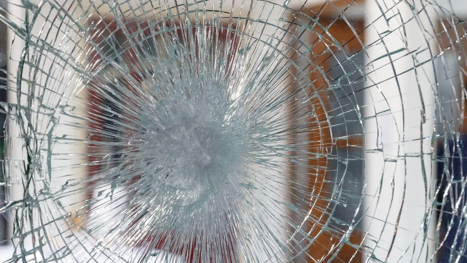 Kleiner Unfall mit einer Glasscheibe? Die private Haftpflichtversicherung deckt Personen-, Sach- und Vermögensschäden ab. (Foto: Markus Scholz/dpa-tmn)