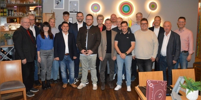 Mit diesen Bewerberinnen und Bewerbern für den Stadtrat sowie einigen entschuldigt Abwesenden geht die Neustädter CSU in den Kommunalwahlkampf. Achter von links: Bürgermeisterkandidat Alexander Müller.  (Foto: Patrick Lauer )
