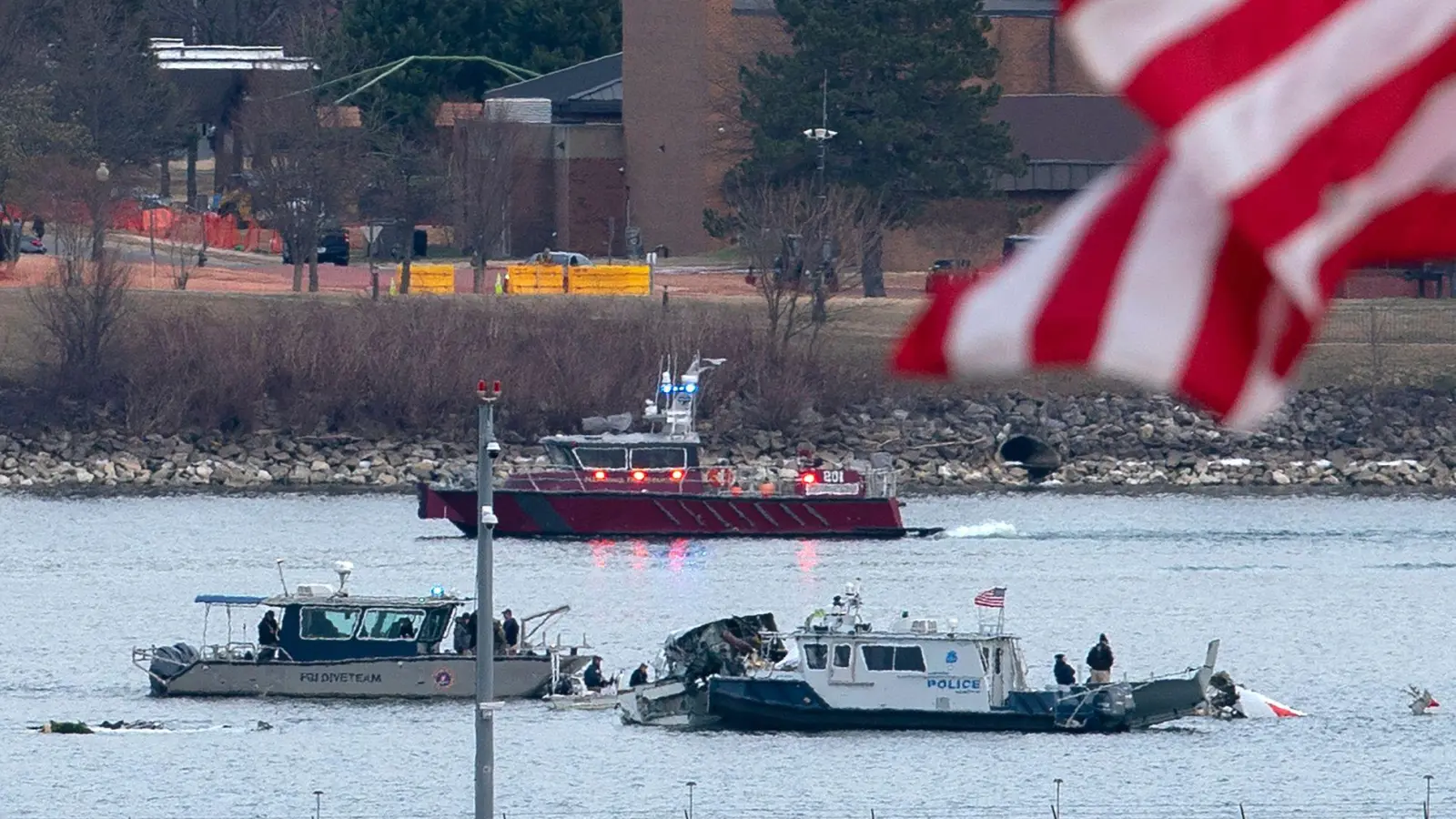 Nach dem Flugzeugunglück in Washington läuft die Bergung von Todesopfern und die Suche nach der Ursache für den Absturz. (Foto: Jose Luis Magana/AP/dpa)