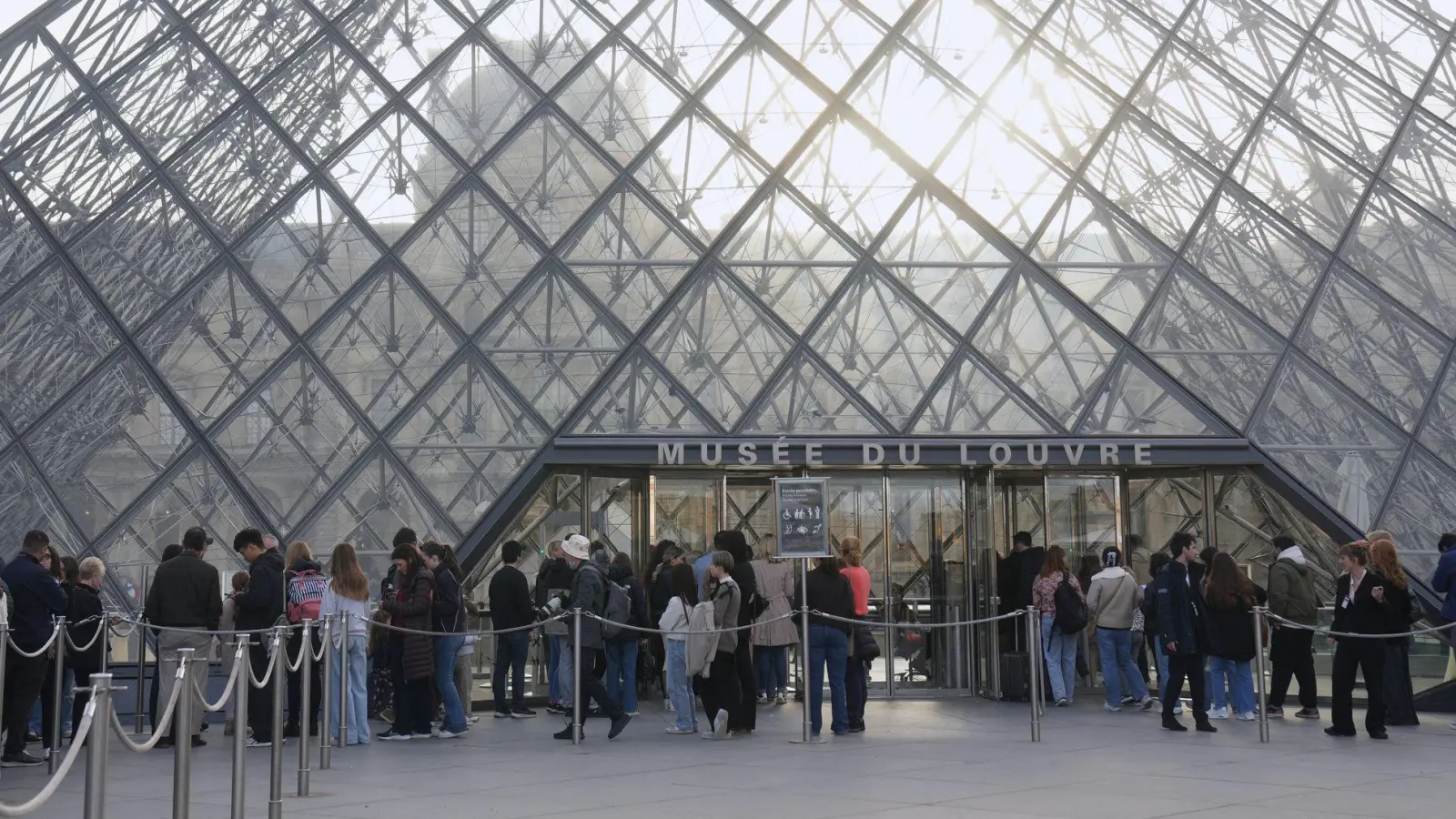 Besucher können wieder durch das Museum schlendern.  (Foto: Thibault Camus/AP/dpa)
