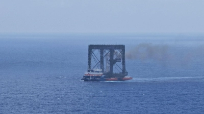Auf dem Meer wird eine Stufe der neuen Rakete „Langer Marsch 10B“ aufgefangen. (Foto: Xing Guangli/XinHua/dpa)
