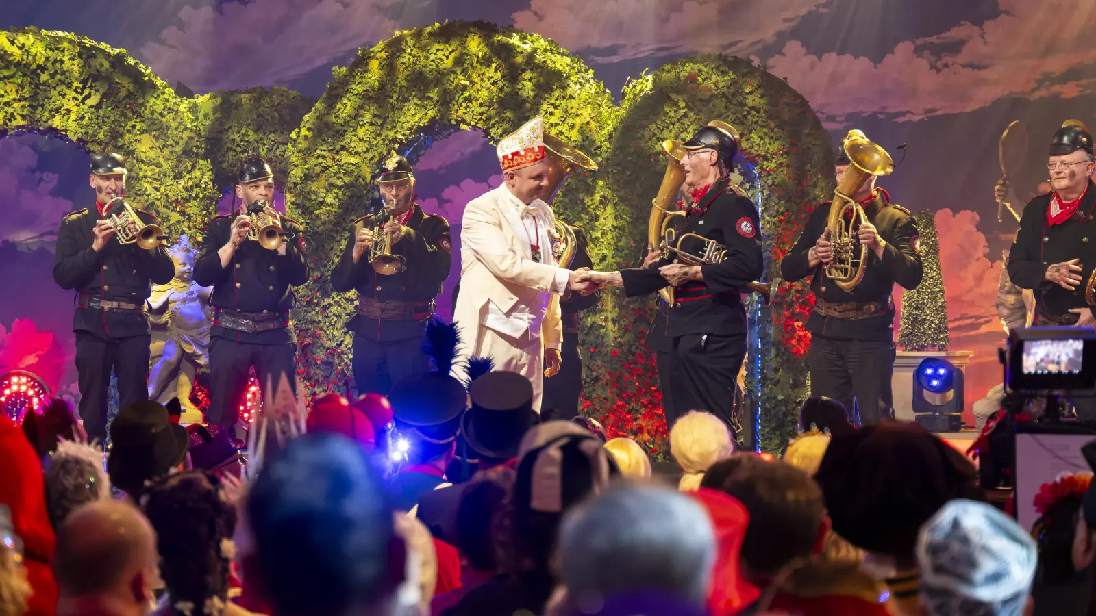Fränkisch-oberpfälzischer Handschlag: Sitzungspräsident Christoph Maul verabschiedet die Altneihauser Feierwehrkapell´n. (Foto: BR/Ralf Wilschewski)