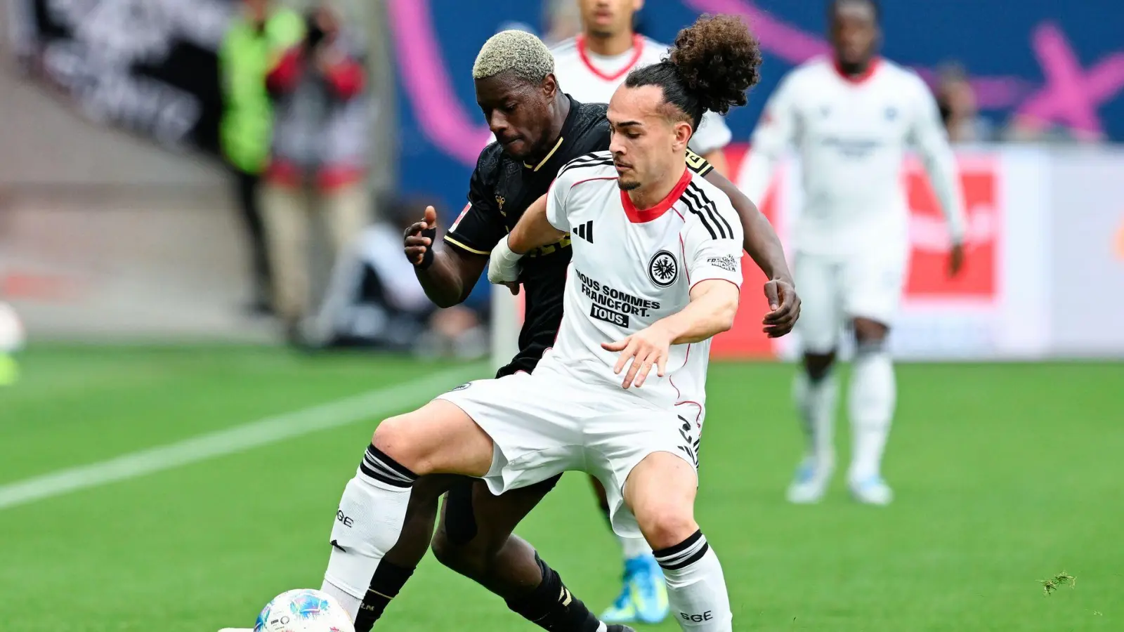 Der 1. FC Köln um Ragnar Ache (l) hatte gegen Eintracht Frankfurt um Arthur Theate früh im Spiel eine Topchance. (Foto: Uwe Anspach/dpa)