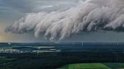 Im Südwesten sind starke Gewitter möglich. (Foto: Jason Tschepljakow/dpa)
