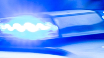 Für die Bergung eines Lastwagens sperrt die Polizei einen Teil der Autobahn. (Symbolbild) (Foto: Jens Büttner/dpa)