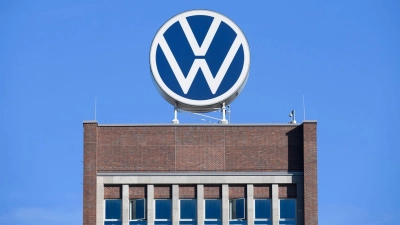 Scholz für den Erhalt von Stellen bei VW. (Foto: Julian Stratenschulte/dpa)