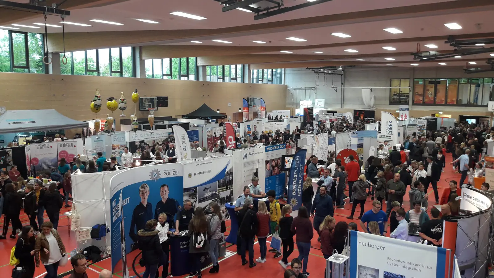 Im Rahmen der Wirtschafts-Messe finden die diesjährigen Berufsinfotage statt. Schülerinnen und Schüler haben dort die Gelegenheit, sich über Berufsbilder sowie Aus- und Weiterbildungsangebote zu informieren. Das Bild entstand bei der Veranstaltung 2019. (Archivfoto: Wirtschaftsförderung)