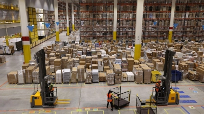 Aus solchen Logistikzentren beliefert Amazon seine Kunden. (Archivbild) (Foto: Bernd Wüstneck/dpa)