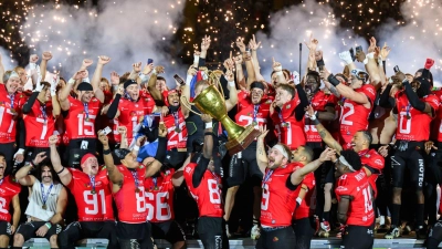 Die Potsdam Royals werden in Dresden Deutscher Meister im American Football und jubeln mit dem Pokal.  (Foto: Robert Michael/dpa)