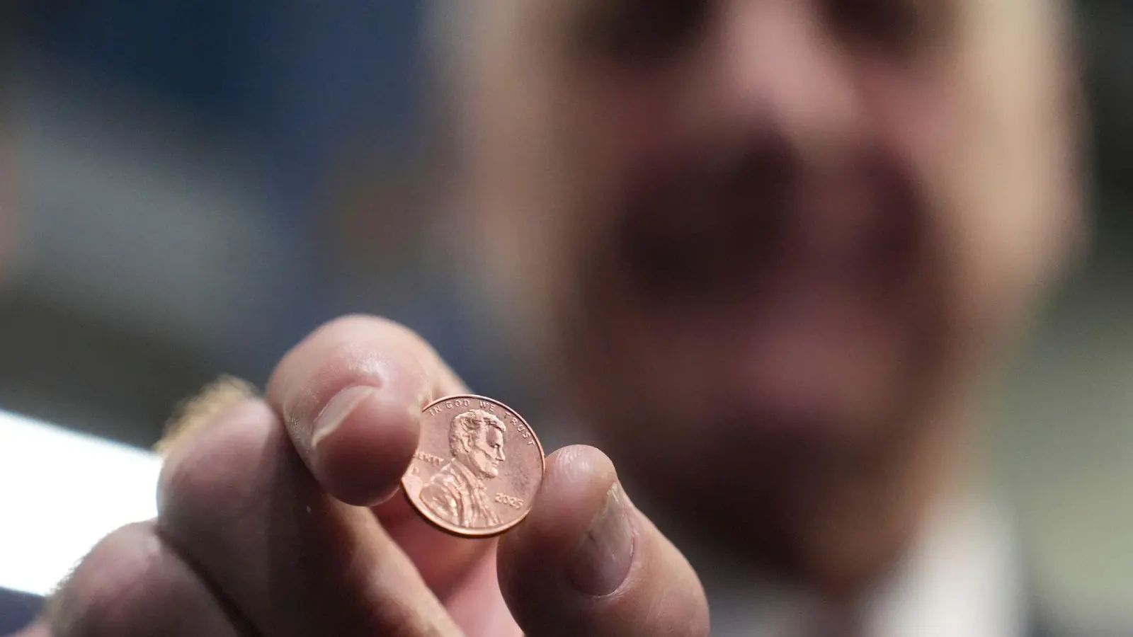 US-Schatzmeister Brandon Beach hält einen der letzten in der US-Münzanstalt in Philadelphia gepressten Pennys in die Kamera. (Foto: Matt Slocum/AP/dpa)