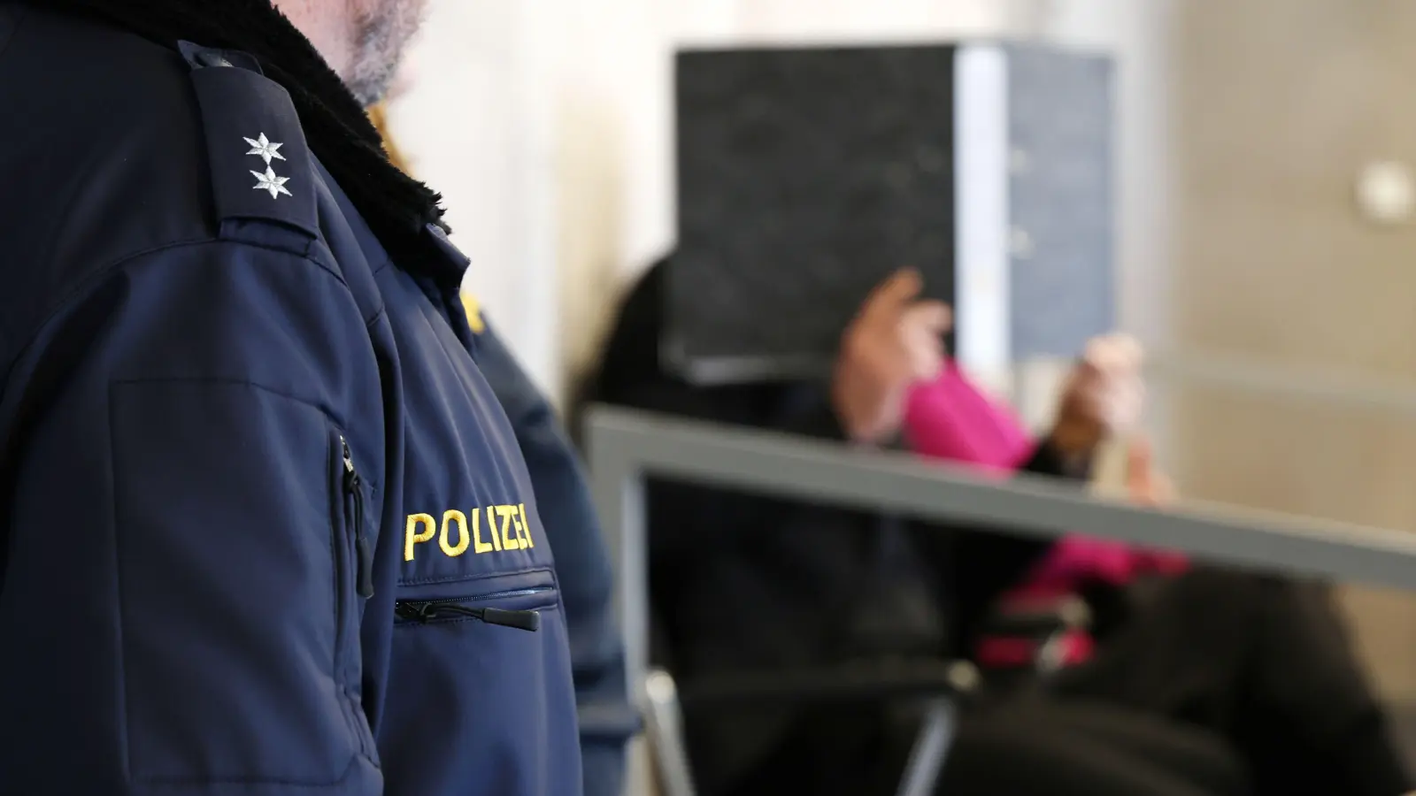 Ein 36-Jähriger muss sich am Landgericht Ansbach wegen eines Doppelmords im Irak verantworten. Der Angeklagte sitzt seit fast einem Jahr in Untersuchungshaft. (Foto: Johannes Hirschlach)