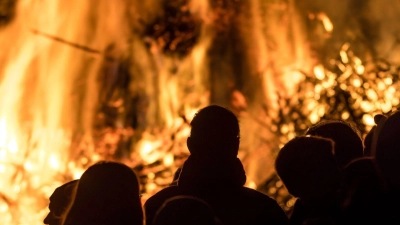 Beaufsichtigungspflicht: Ein offenes Feuer muss kontinuierlich überwacht werden - bis es ganz erloschen ist. (Foto: Frank Hammerschmidt/dpa)