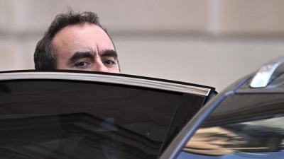 Frankreichs Premierminister Lecornu verlässt nach Kabinettssitzung den Elysee-Palast. (Foto: Julien De Rosa/AFP/dpa)