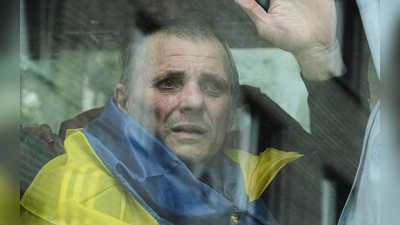 Die Kriegsgegner Ukraine und Russland tauschen trotz fortdauernder Kämpfe immer wieder Kriegsgefangene aus. (Archivbild) (Foto: Efrem Lukatsky/AP/dpa)