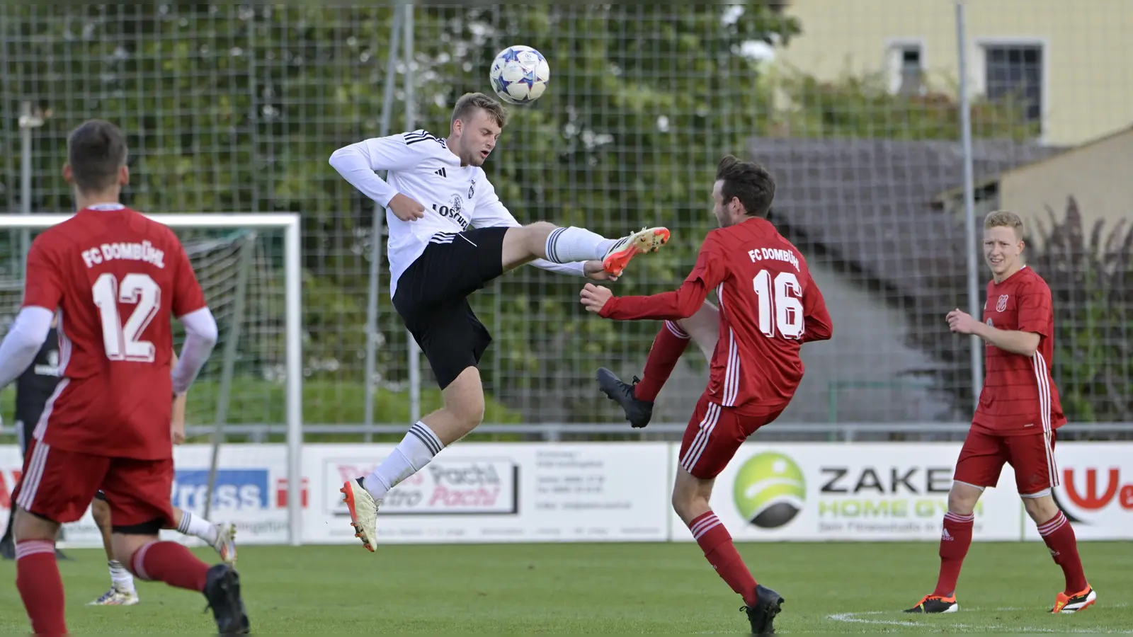 Im September beharkten sich die Verfolger von Spitzenreiter Burgoberbach: So wie es sich gehört, trennten sich der VfB Schillingsfürst (in Weiß Marlon Albig) und der FC Dombühl (von links Manuel Fragner, Timo Dürr und Patrick Schurz) mit einem aufregenden 3:3-Unentschieden voneinander. (Foto: Martin Rügner)