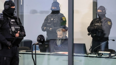 Der Angeklagte Taleb al-Abdulmohsen sitzt mit Handfesseln in einem kugelsicheren Glaskasten im Gerichtssaal. (Foto: Jan Woitas/dpa)