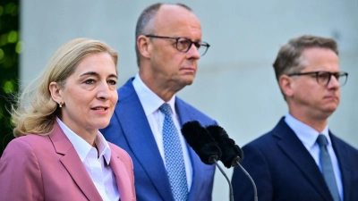 Das sind zunächst einmal die wichtigsten Personalien des großen Merz-Tableaus: Warken und Linnemann. (Foto: Sebastian Gollnow/dpa)