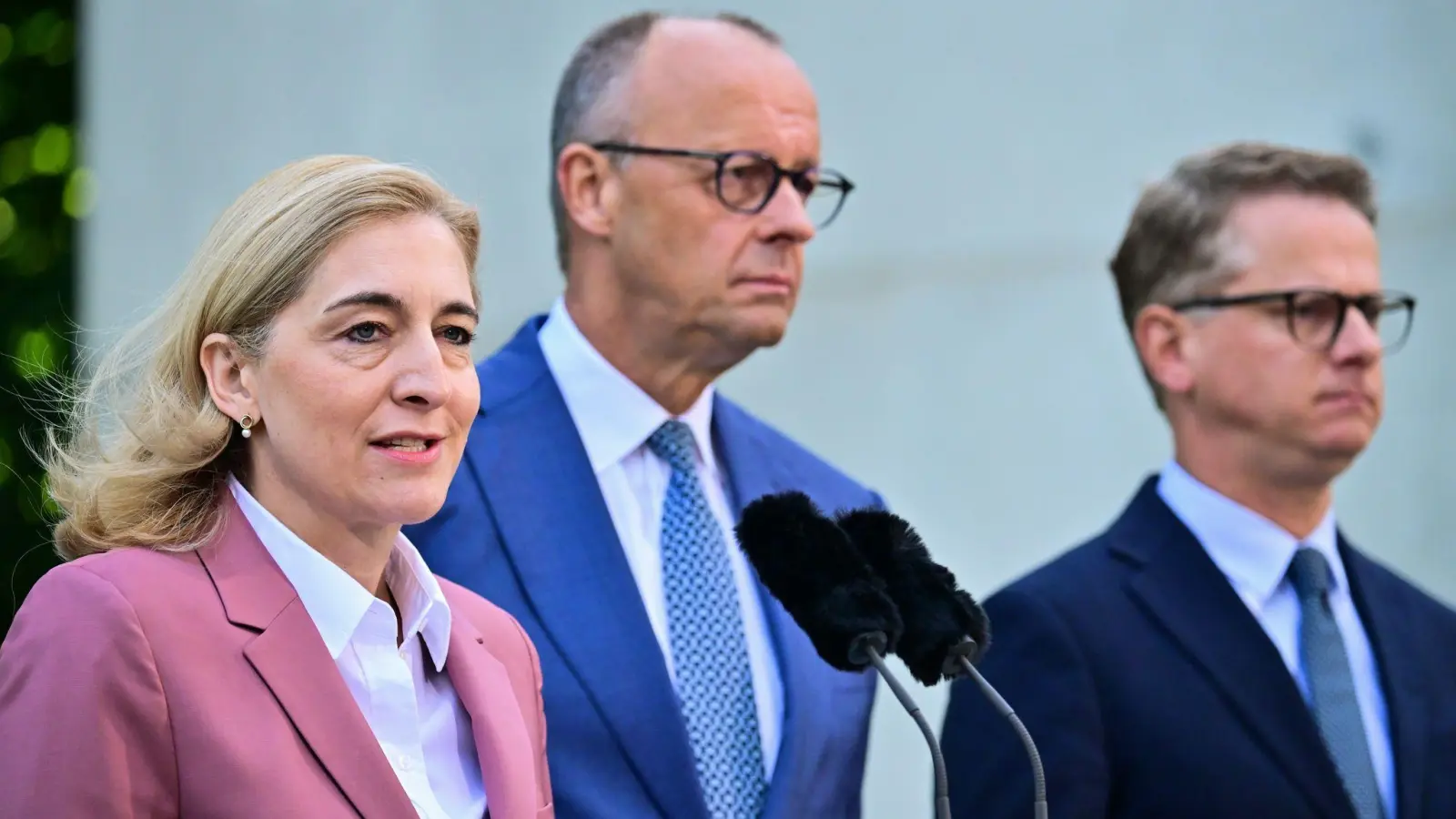 Das sind zunächst einmal die wichtigsten Personalien des großen Merz-Tableaus: Warken und Linnemann. (Foto: Sebastian Gollnow/dpa)