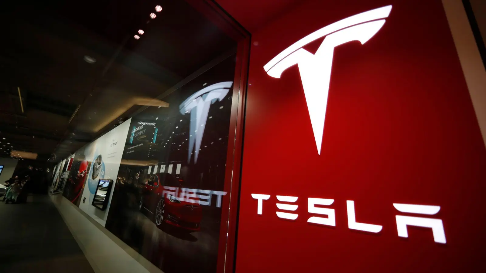 Das Tesla-Firmenlogo leuchtet in einem Einkaufszentrum in Denver. (Foto: David Zalubowski/AP/dpa)