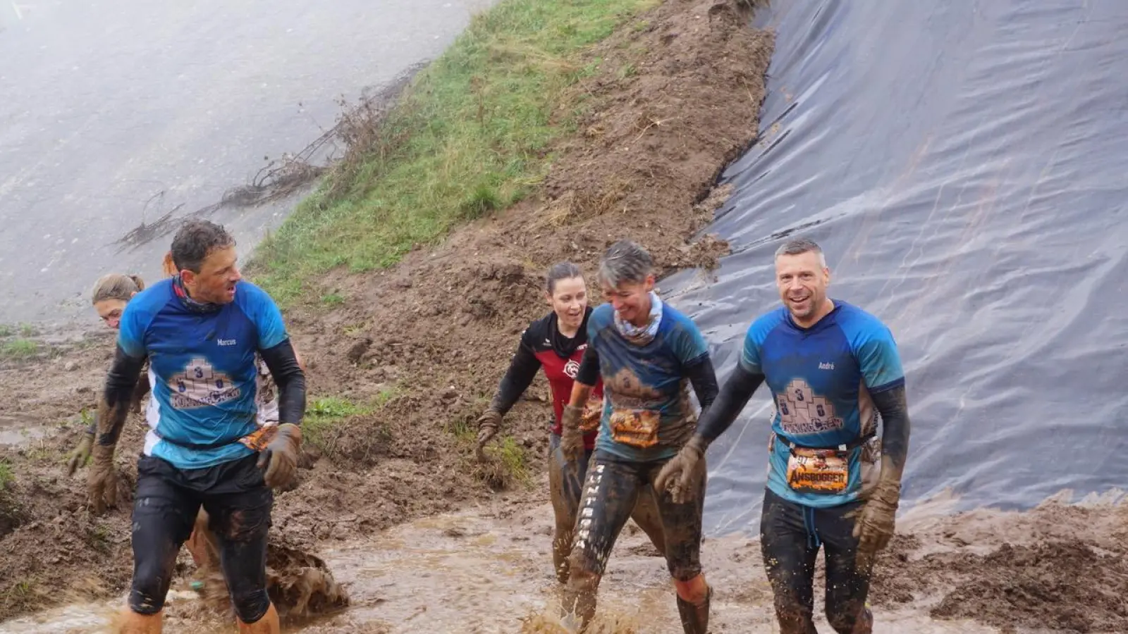 Ganz schön dreckig werden die Teilnehmenden des Ansbogger Mud Runs auf dem Parcours in der Shipton-Kaserne, während sie die Hindernisse überqueren. (Foto: Paul Wiese)