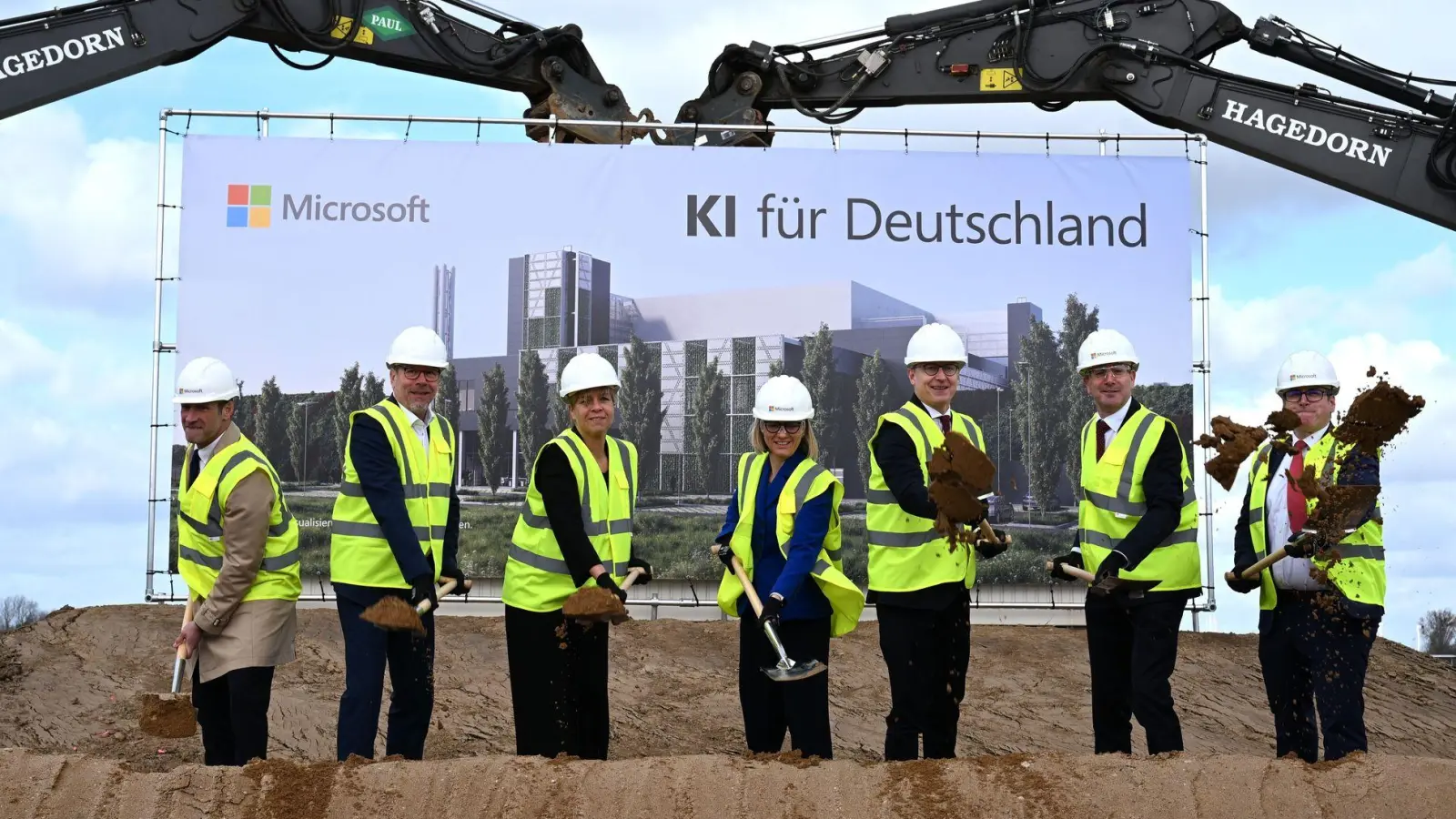 Der feierliche Spatenstich. (Foto: Wolf von Dewitz/dpa)