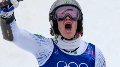 Historischer Coup: Lucas Pinheiro Braathen bejubelt Gold für Brasilien. (Foto: John Locher/AP/dpa)