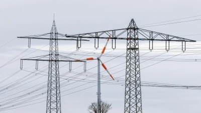 Damit der Windstrom bis zum Stromnutzer kommt, sind Stromleitungen nötig - das ist eine teure Sache. (Foto: Philipp von Ditfurth/dpa)