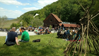 Die Weinparadiesscheune auf dem Bullenheimer Berg ist stark frequentiert. Rund um sie herum liegen archäologische Sehenswürdigkeiten, die vom Weinparadies aus erfassbarer gemacht werden sollen. (Foto: Carmen Lechner)