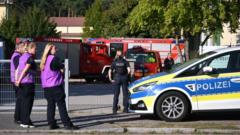 Die Polizei sichert nach einer Gewalttat die Schule in Gosen-Neu Zittau ab. (Foto: Britta Pedersen/dpa)