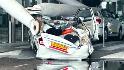 Autos sind durch den Einsturz einer Überdachung des Abflugterminals des Flughafens Indira Gandhi in Neu-Delhi beschädigt worden. (Foto: Uncredited/AP)