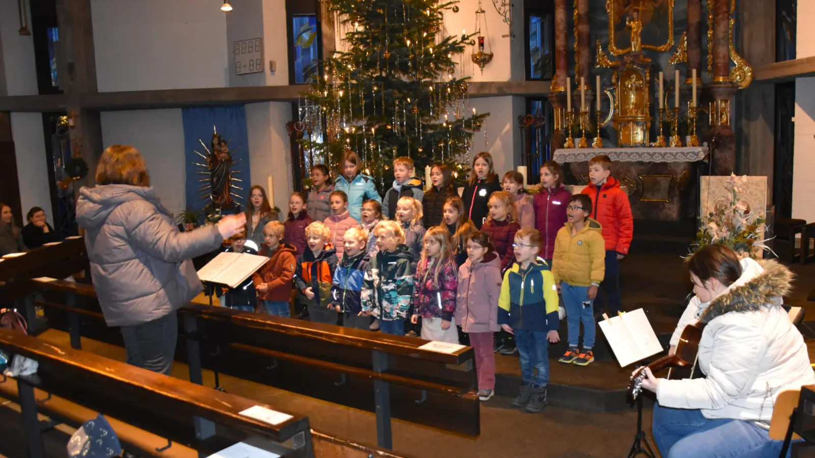 Die Spatzen sind die Jüngsten im Gesangverein Weinberg. Unter der Leitung von Cornelia Binder erfreuten sie die Zuhörerinnen und Zuhörer in der Pfarrkirche mit ihren Liedbeiträgen. (Foto: Werner Wenk)