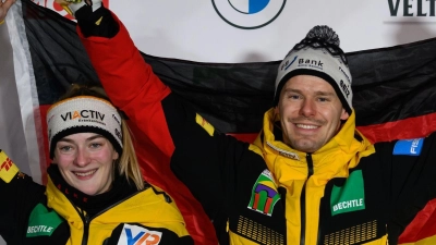 Die Skeletonis Hannah Neise und Christopher Grotheer feiern den WM-Sieg im Mixed. (Foto: Robert Michael/dpa)