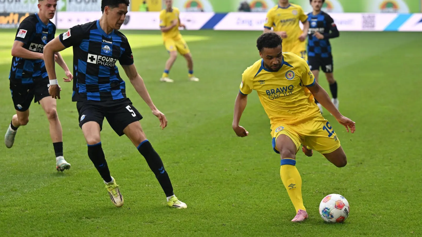 Umkämpftes Duell: Paderborns Santiago Castaneda und Braunschweigs Leon Bell Bell. (Foto: Swen Pförtner/dpa)