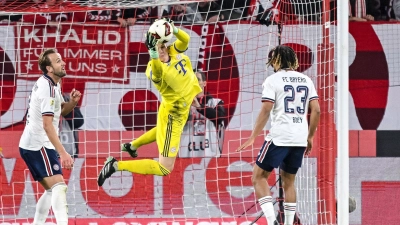 Starke Paraden: Neuer-Vertreter Jonas Urbig hielt den Bayern-Sieg fest. (Foto: Harry Langer/dpa)