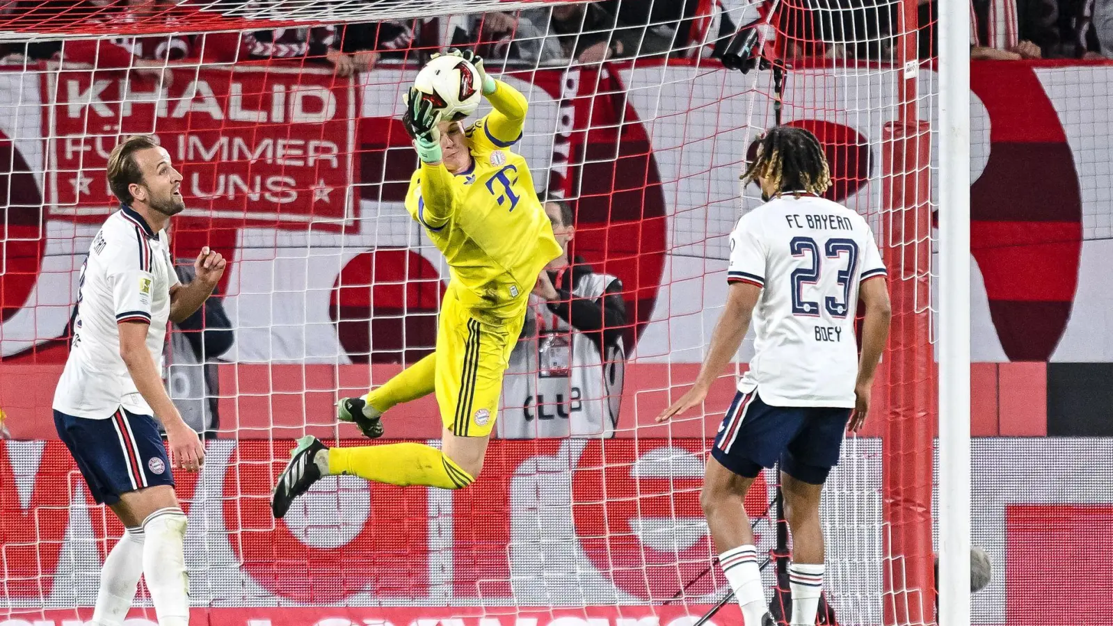 Starke Paraden: Neuer-Vertreter Jonas Urbig hielt den Bayern-Sieg fest. (Foto: Harry Langer/dpa)