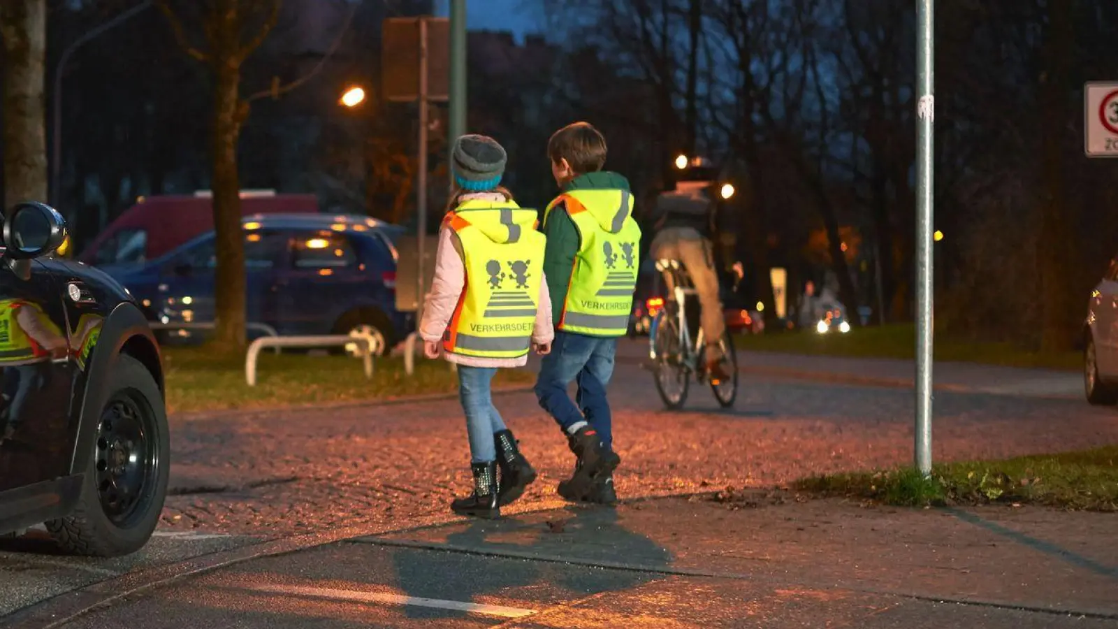 Warnwesten für Kinder versprechen mehr Sicherheit im Straßenverkehr. Doch längst nicht jedes Modell erfüllt diesen Anspruch. (Foto: ADAC/Edward Gröger/dpa-tmn)