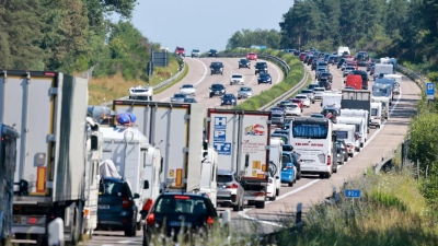 Pausen einplanen: Regelmäßige Stopps alle zwei Stunden oder 200 Kilometer helfen, unangenehme Situationen im Stau zu vermeiden.<br> (Foto: Christian Butt/dpa)