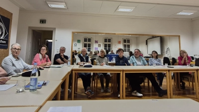 Wo können sich Gruppen und Verein treffen und vielleicht auch ihr Material lagern? Das wurde im Spiegelsaal des Jugendzentrums intensiv besprochen. Ein Antrag an die Stadtverwaltung ist gestellt.  (Foto: Margit Schwandt)